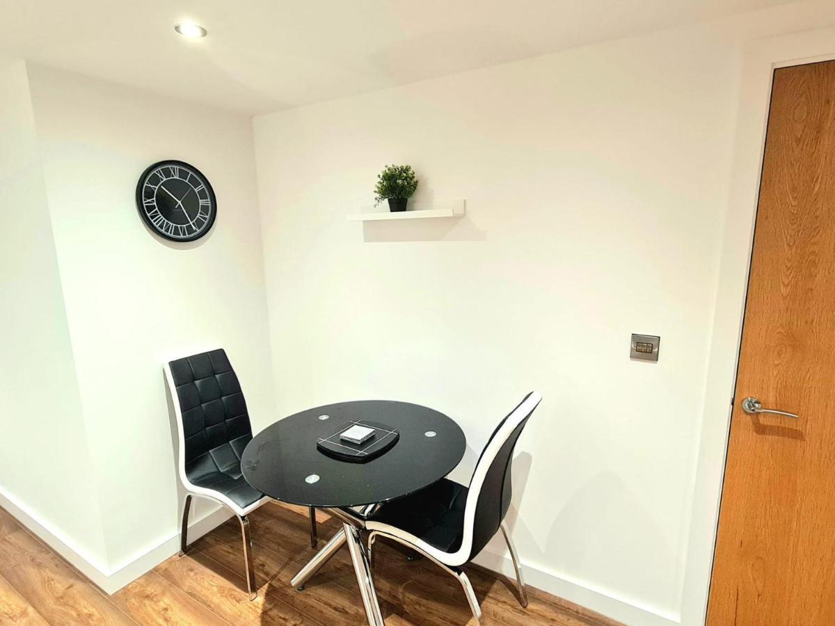 1-Bedroom Aprt In Salford- Freeparking- Sleeps3 Mánchester Exterior foto