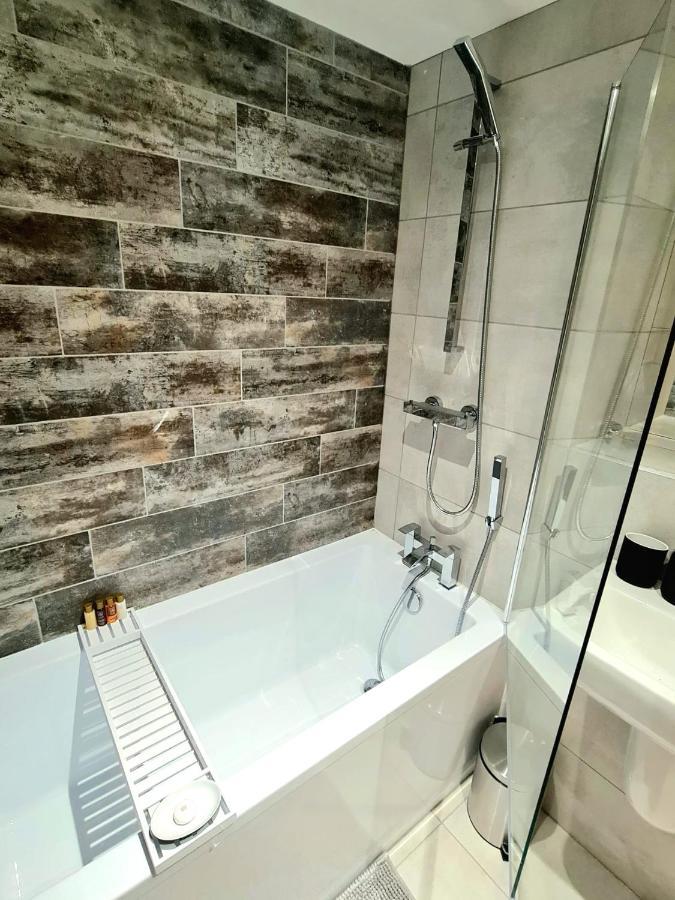 1-Bedroom Aprt In Salford- Freeparking- Sleeps3 Mánchester Exterior foto